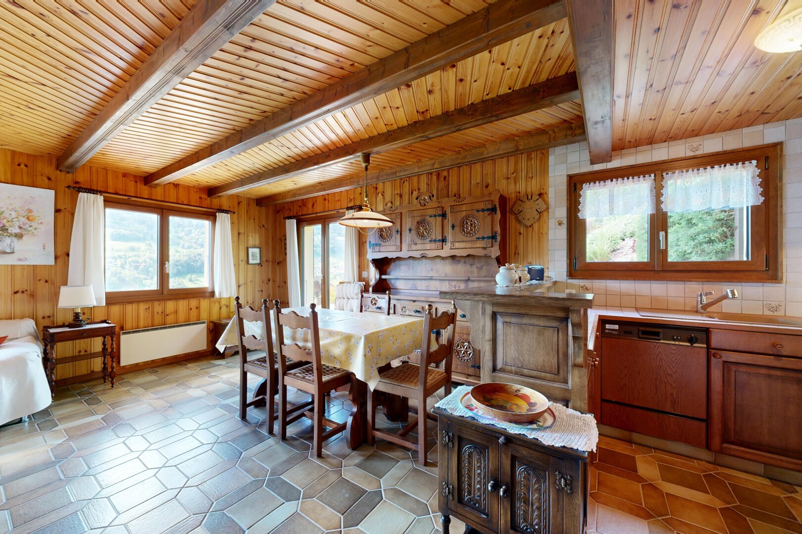 salle à manger avec sol en vinyle, vinyl floor, inside property, vinyl tile, et lumière naturelle