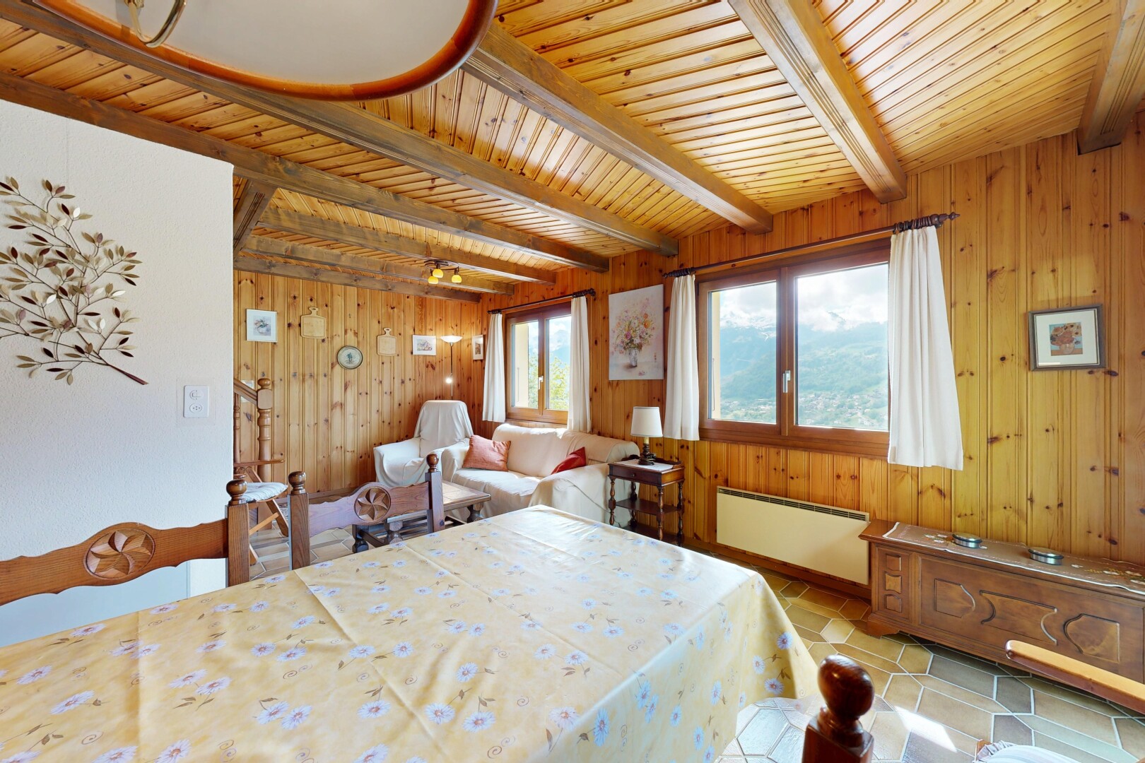 chambre avec inside property, lumière naturelle, natural light, light floor, et plafond à poutres