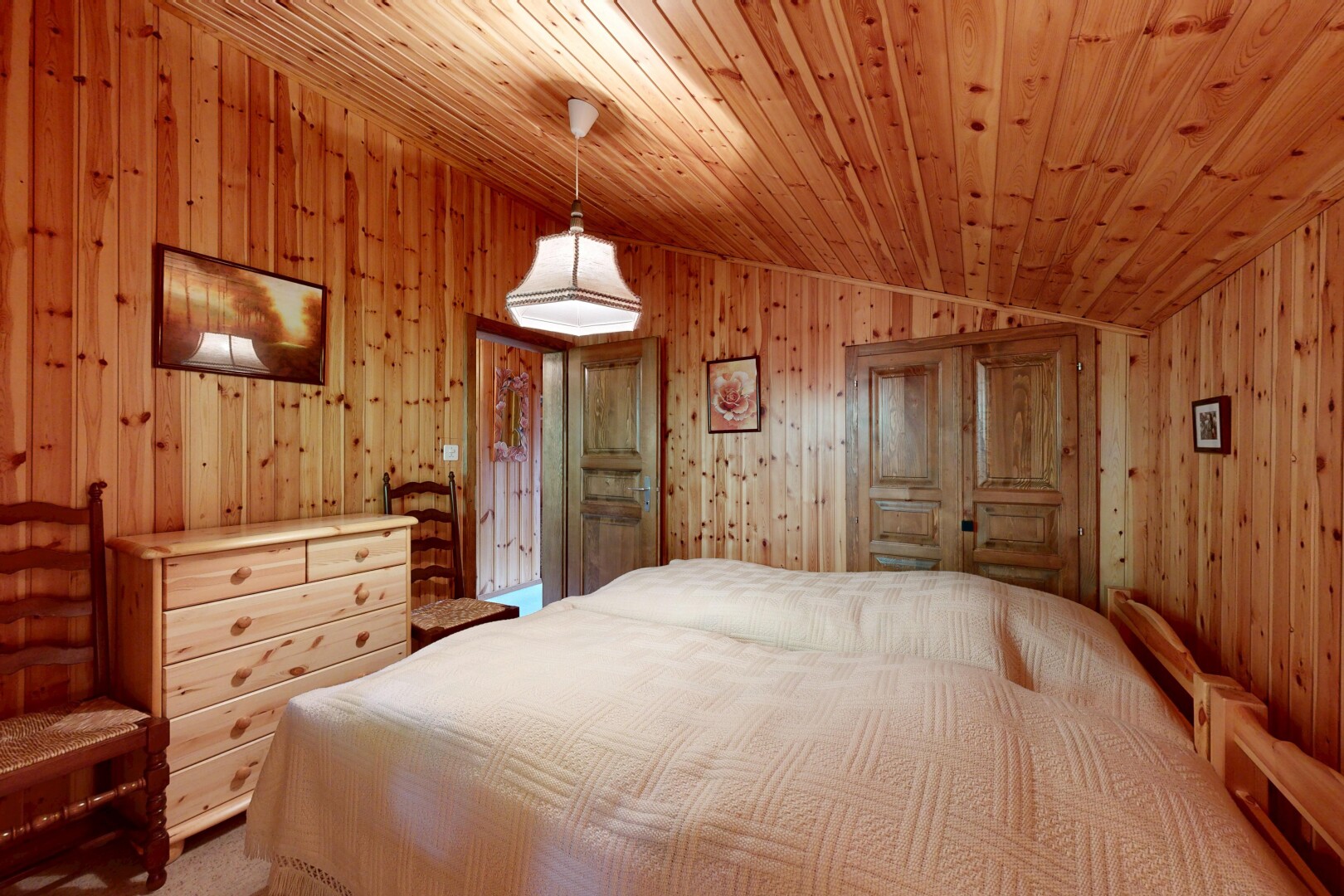 chambre avec inside property, vaulted ceiling, et plafond voûté