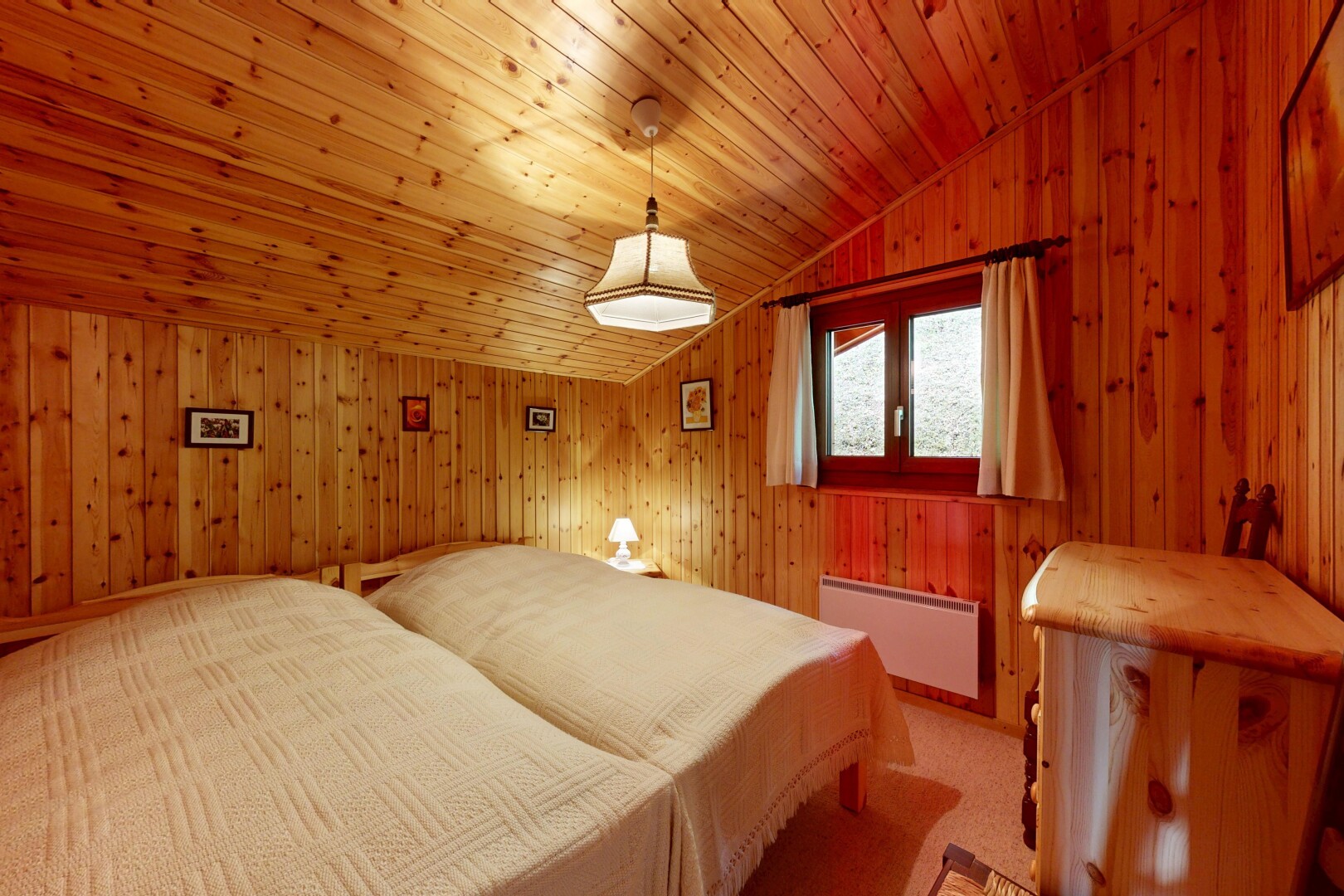 chambre avec plafond voûté, vaulted ceiling, radiateur, inside property, et lumière naturelle