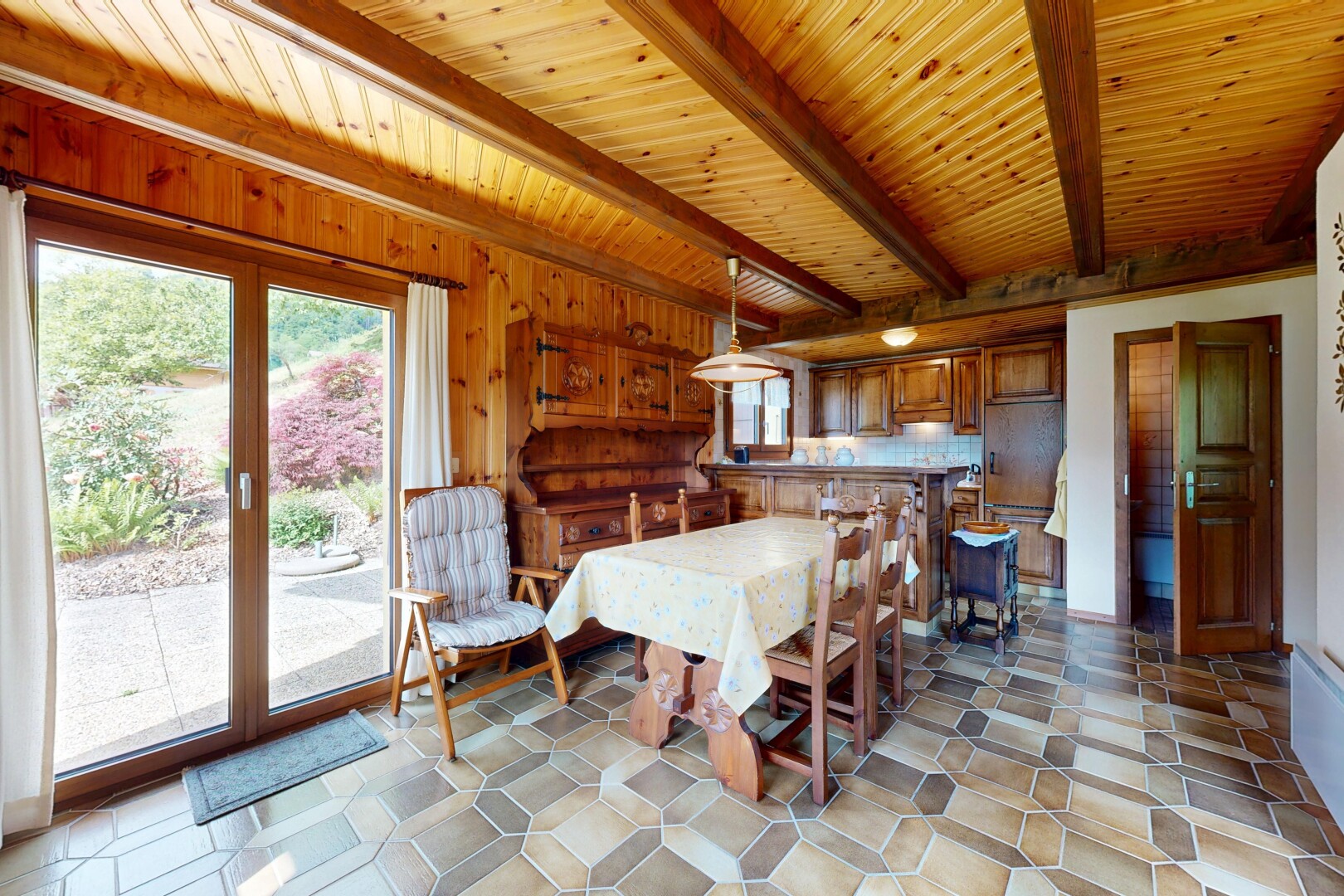 salle à manger avec light floor, inside property, vinyl floor, sol en vinyle, et vinyl tile
