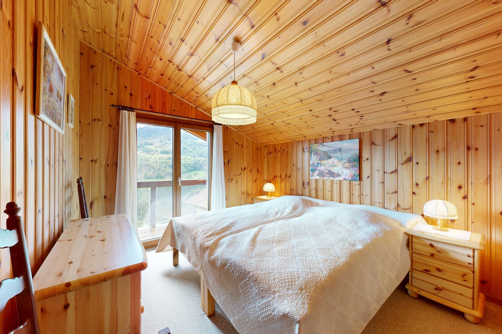chambre avec plafond voûté, vaulted ceiling, mur en bois, wood wall, et inside property