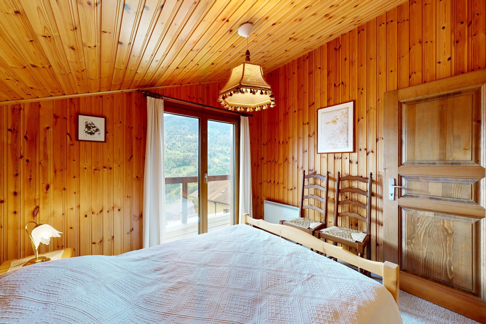 chambre avec inside property, lumière naturelle, natural light, accès à l'extérieur, et plafond voûté