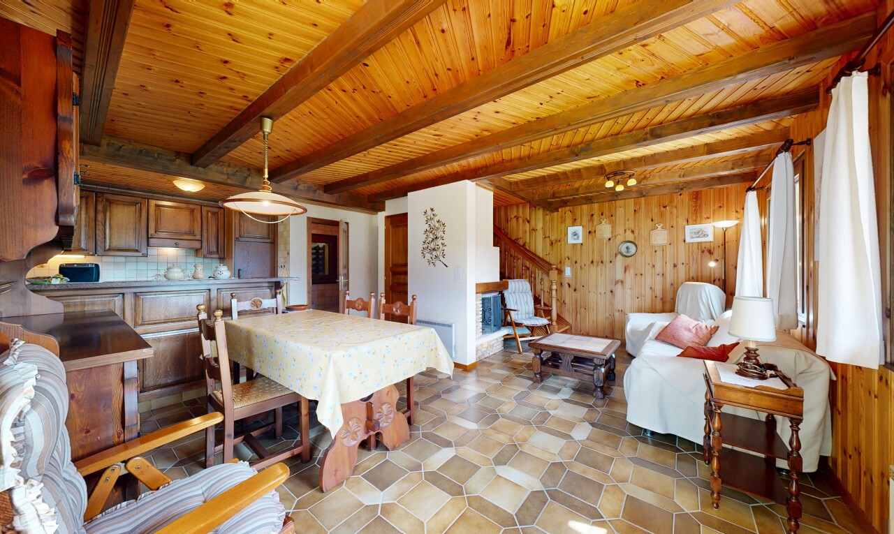 salon / salle à manger avec escaliers, inside property, light floor, plafond à poutres, et beamed ceiling