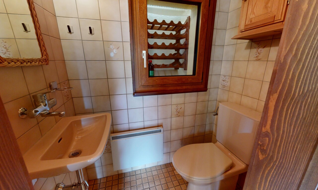 salle de bains avec toilette, mur en carrelage, tile wall, miroir, et inside property