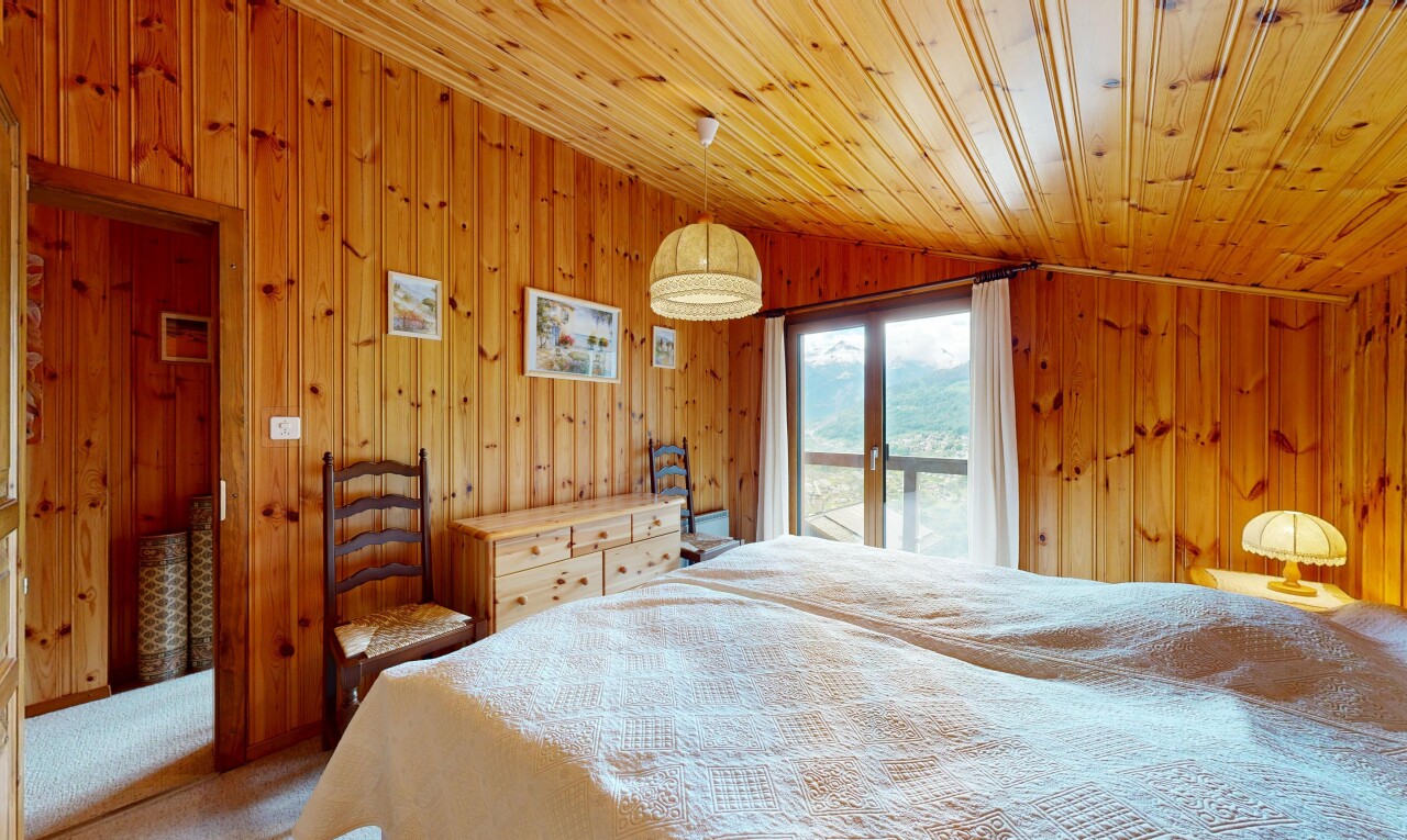 chambre avec lumière naturelle, natural light, inside property, plafond voûté, et vaulted ceiling