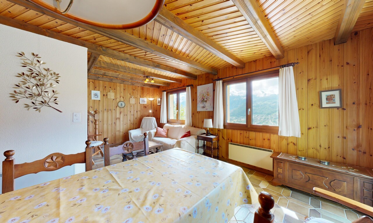 chambre avec inside property, lumière naturelle, natural light, light floor, et plafond à poutres