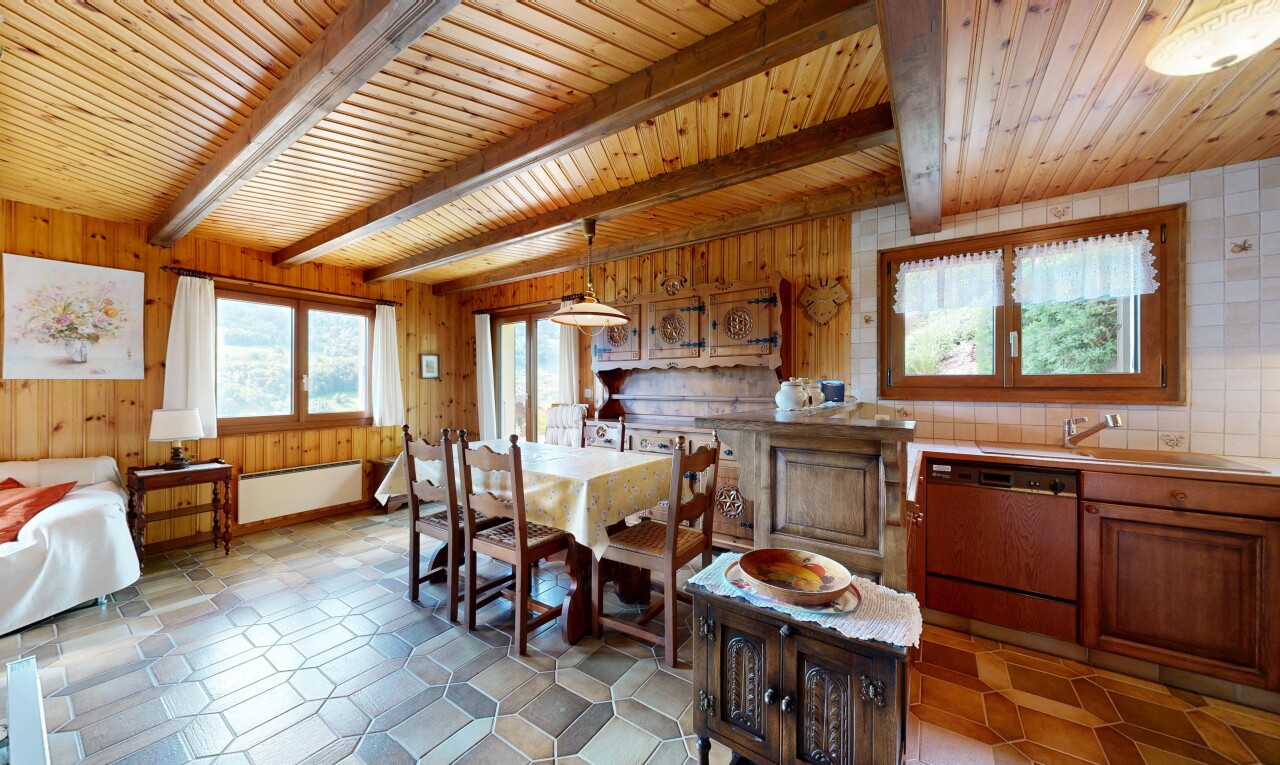salle à manger avec sol en vinyle, vinyl floor, inside property, vinyl tile, et lumière naturelle
