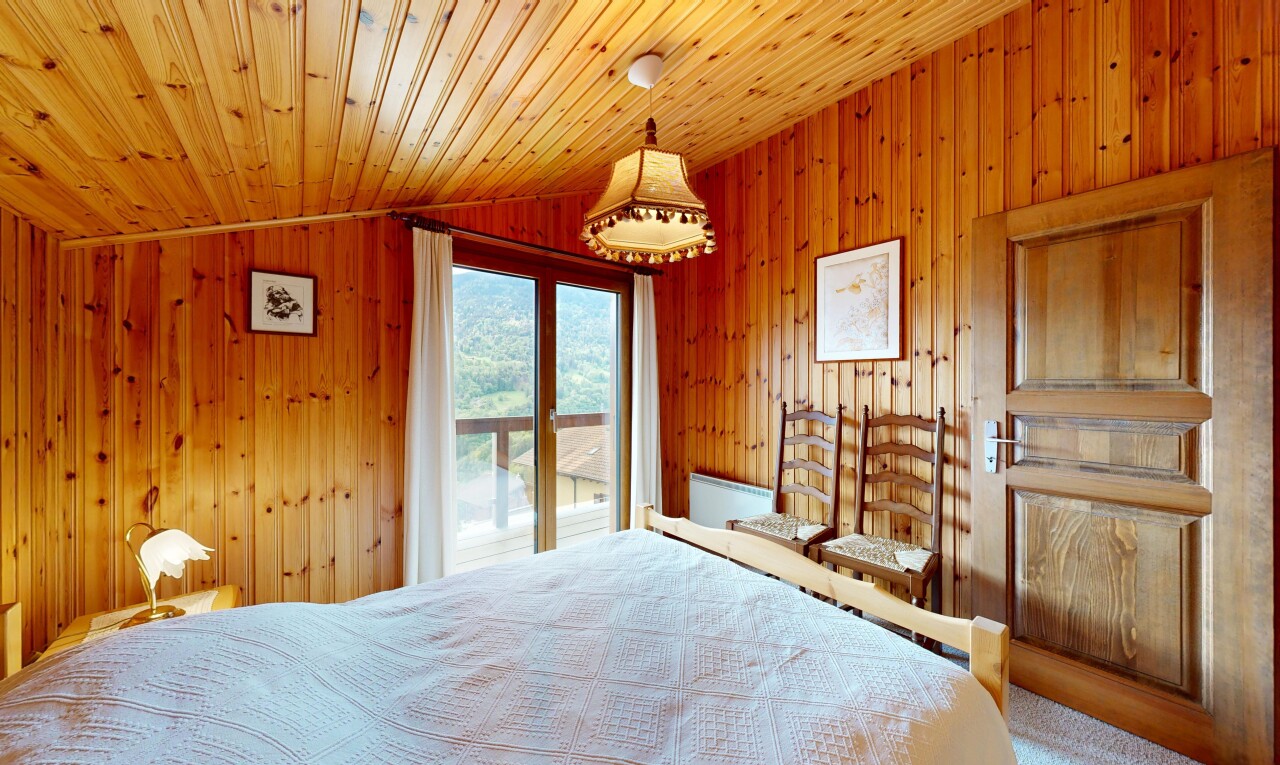 chambre avec inside property, lumière naturelle, natural light, accès à l'extérieur, et plafond voûté