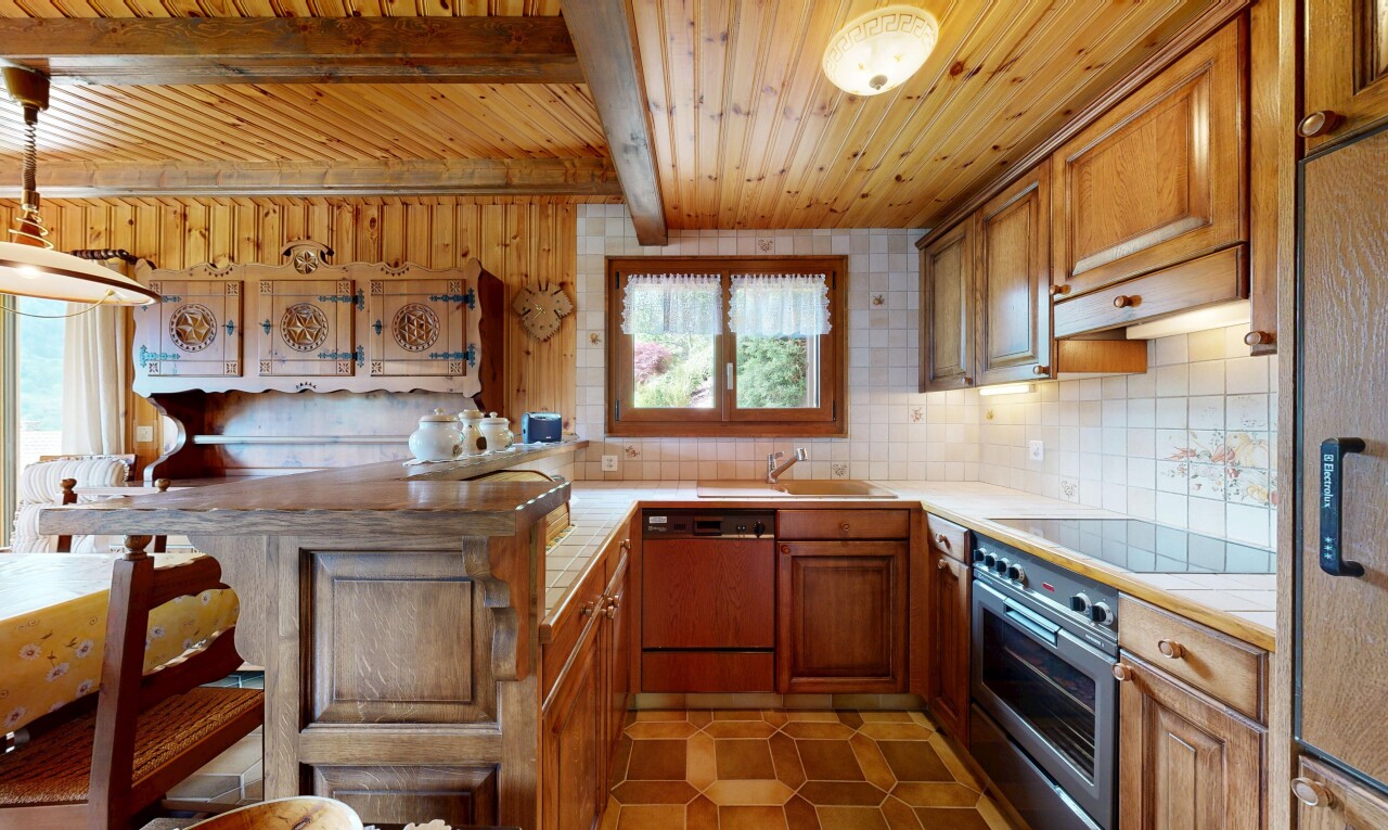 cuisine avec armoires élevées, raised cabinets, light countertops, four, et two heights countertops