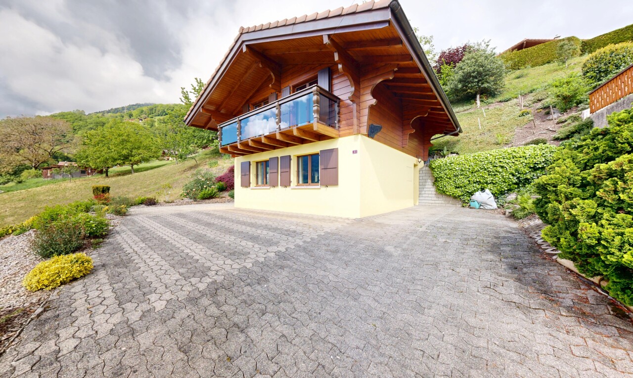 façade avec balcon, overcast, from property, aire de stationnement, et allée