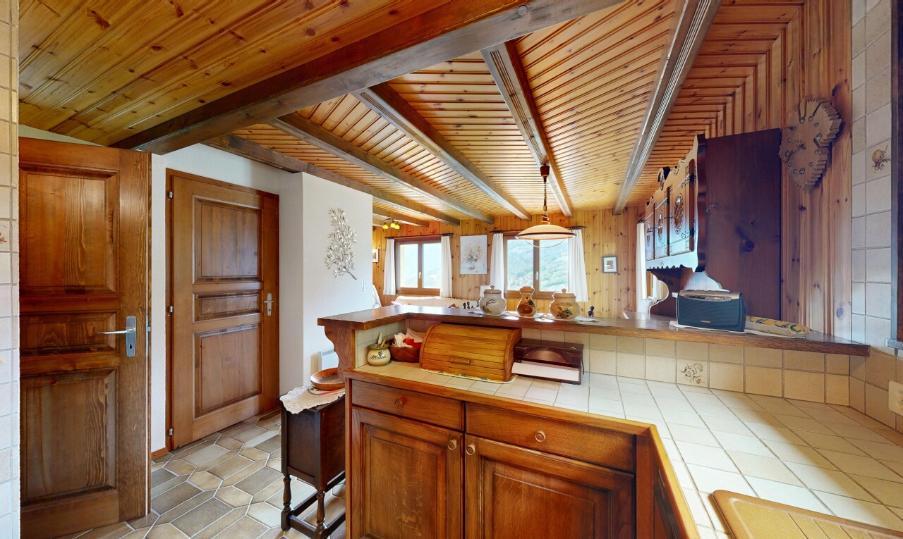 salle à manger avec inside property, light floor, lumière naturelle, natural light, et plafond en bois