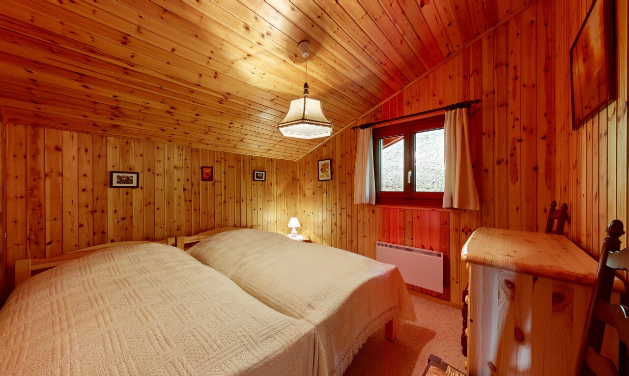 chambre avec plafond voûté, vaulted ceiling, radiateur, inside property, et lumière naturelle