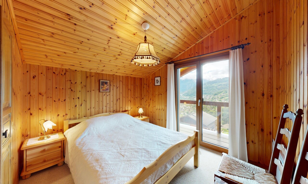 chambre avec natural light, lumière naturelle, inside property, accès à l'extérieur, et vaulted ceiling