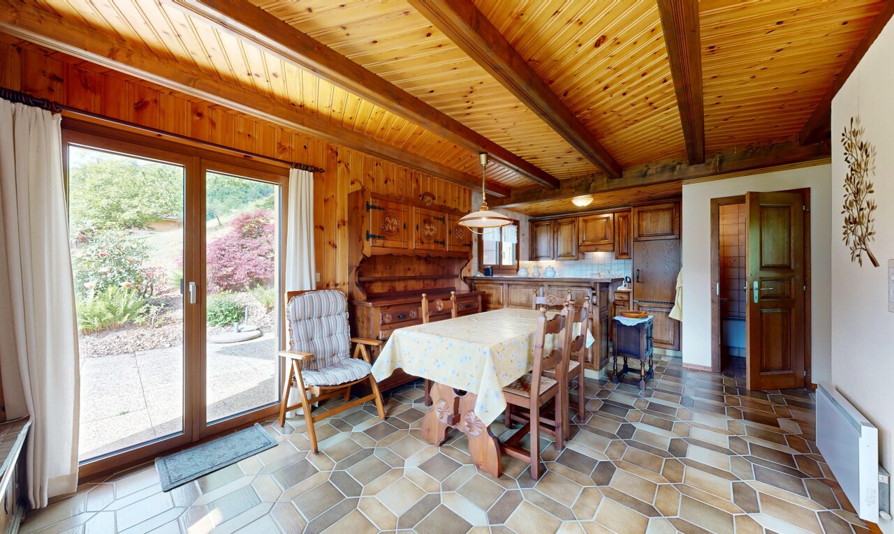 salle à manger avec light floor, inside property, vinyl floor, sol en vinyle, et vinyl tile