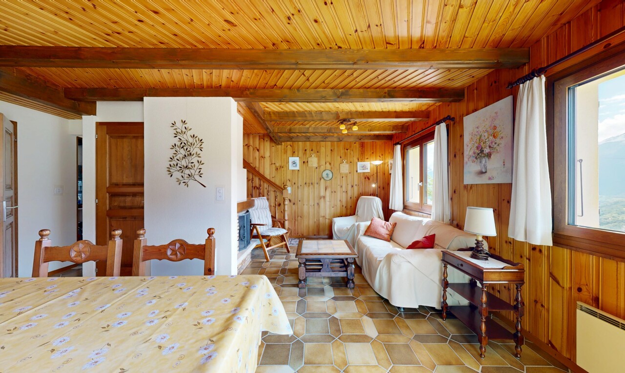 salon / salle à manger avec mur en bois, wood wall, inside property, lumière naturelle, et natural light