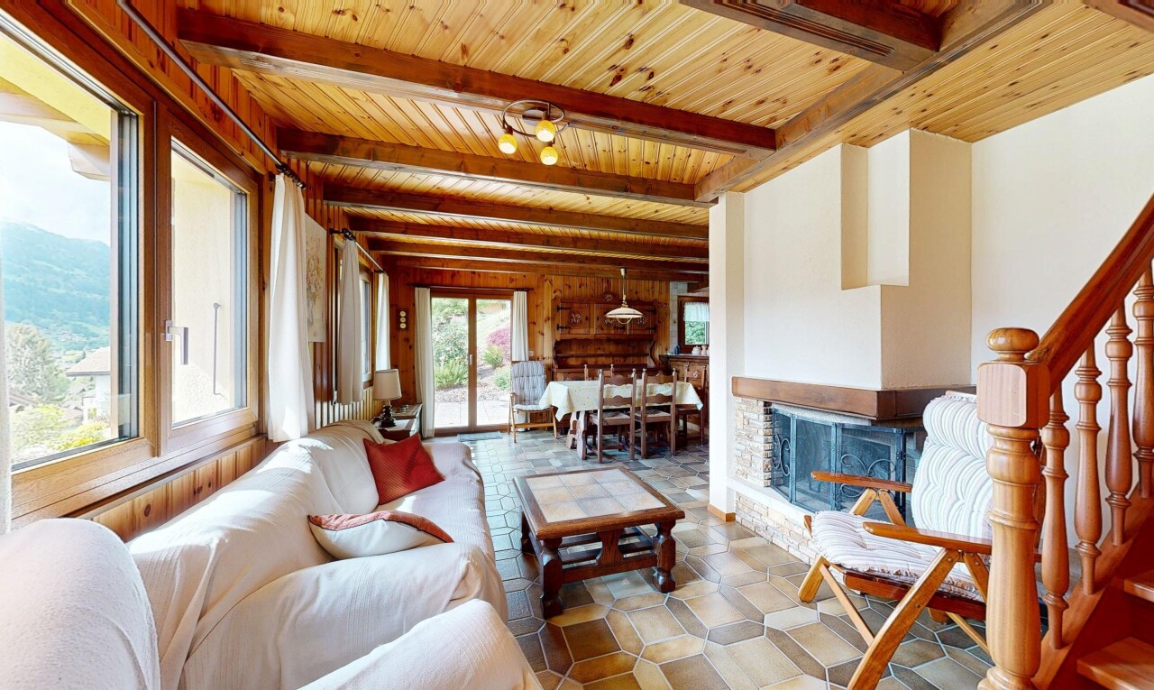 salon / salle à manger avec inside property, beamed ceiling, plafond à poutres, wood ceiling, et plafond en bois