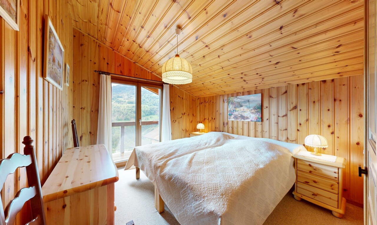 chambre avec plafond voûté, vaulted ceiling, mur en bois, wood wall, et inside property