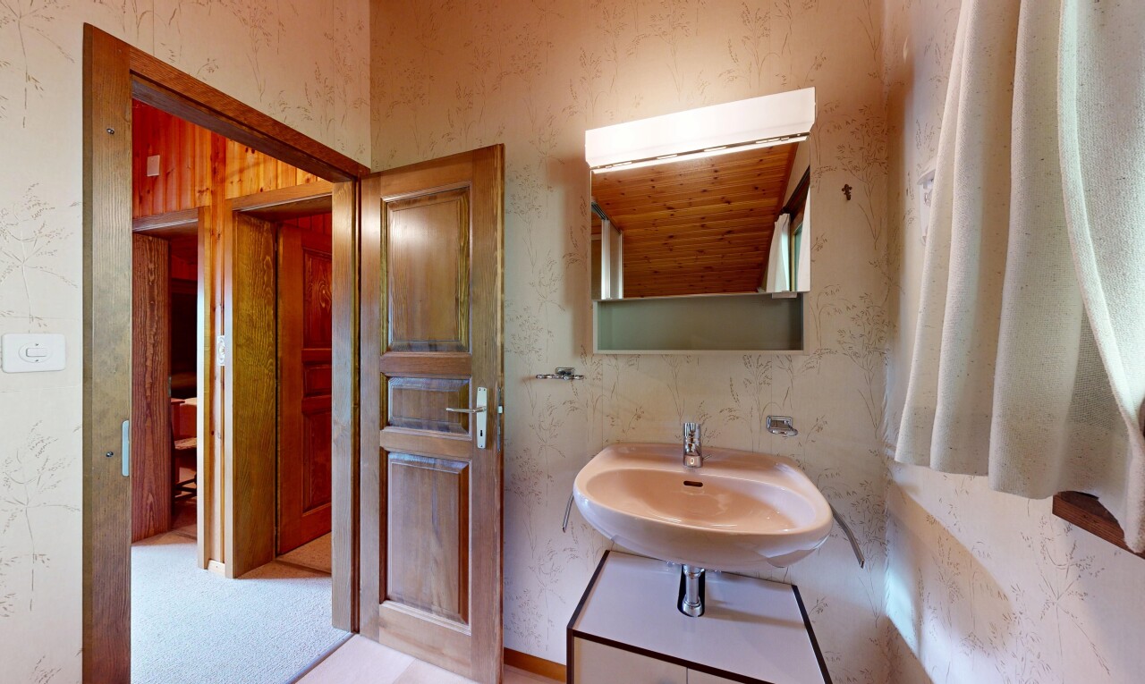 salle de bains avec miroir, inside property, wallpaper wall, mur en papier peint, et light floor