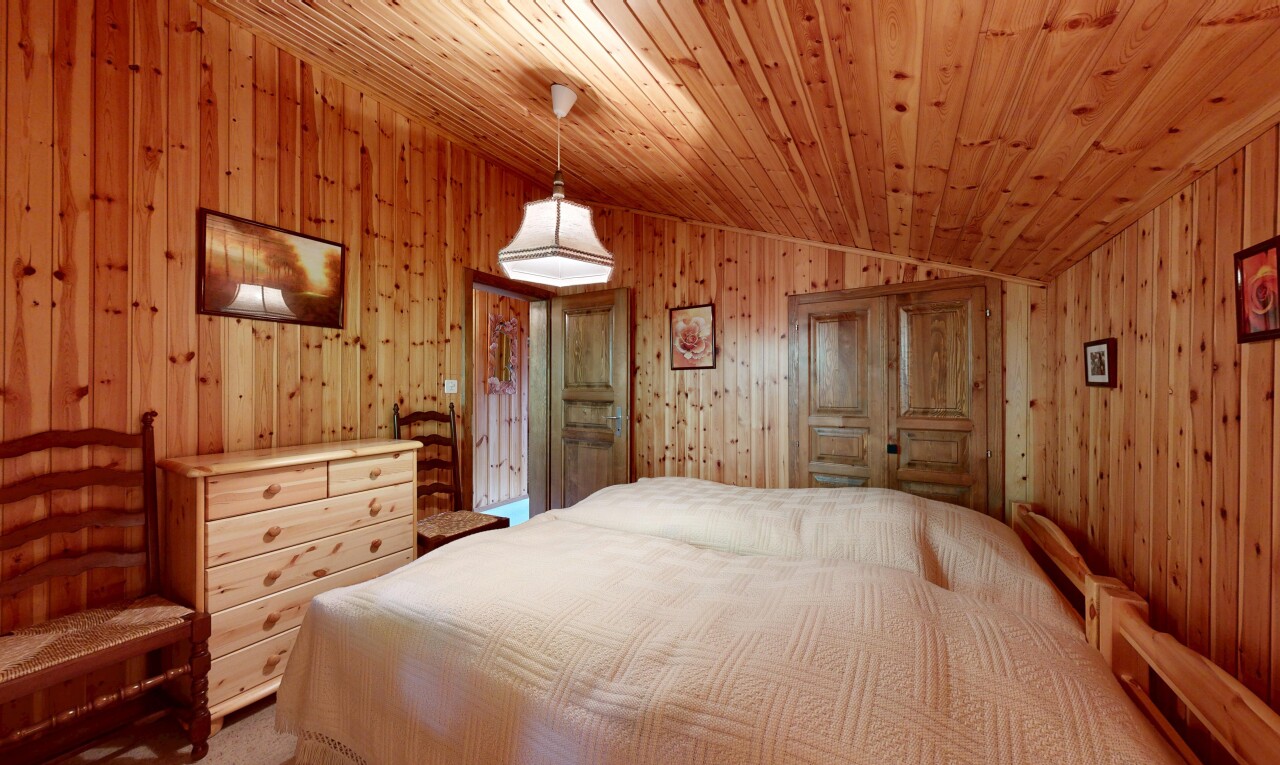 chambre avec inside property, vaulted ceiling, et plafond voûté