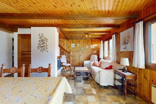 salon / salle à manger avec mur en bois, wood wall, inside property, lumière naturelle, et natural light