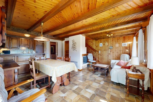 salon / salle à manger avec escaliers, inside property, light floor, plafond à poutres, et beamed ceiling