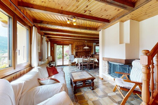 salon / salle à manger avec inside property, beamed ceiling, plafond à poutres, wood ceiling, et plafond en bois