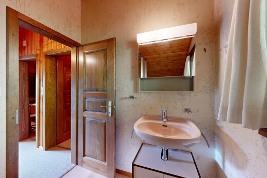salle de bains avec miroir, inside property, wallpaper wall, mur en papier peint, et light floor