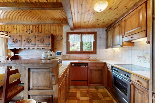 cuisine avec armoires élevées, raised cabinets, light countertops, four, et two heights countertops