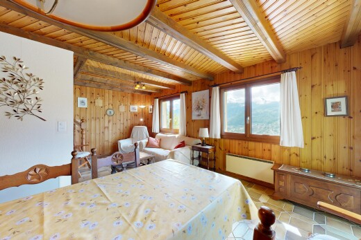 chambre avec inside property, lumière naturelle, natural light, light floor, et plafond à poutres