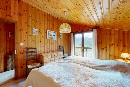 chambre avec lumière naturelle, natural light, inside property, plafond voûté, et vaulted ceiling