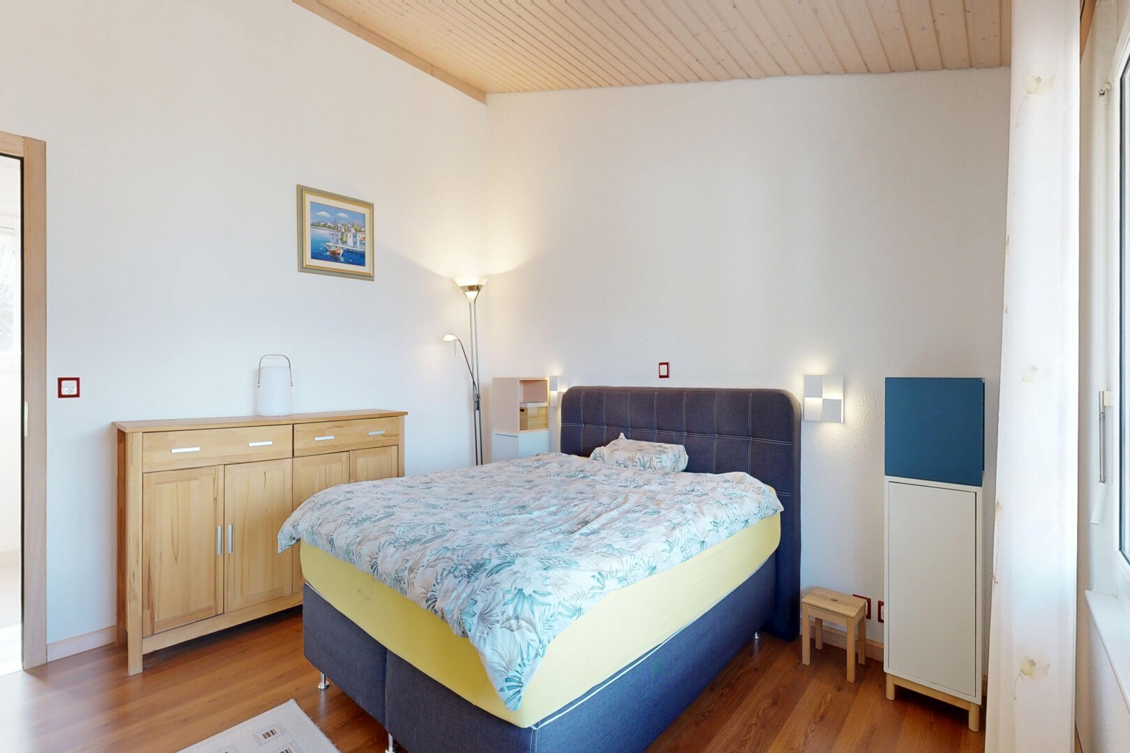 zimmer / schlafzimmer mit inside property, holzfußboden, wood finish floor, holzdecke, und wood ceiling