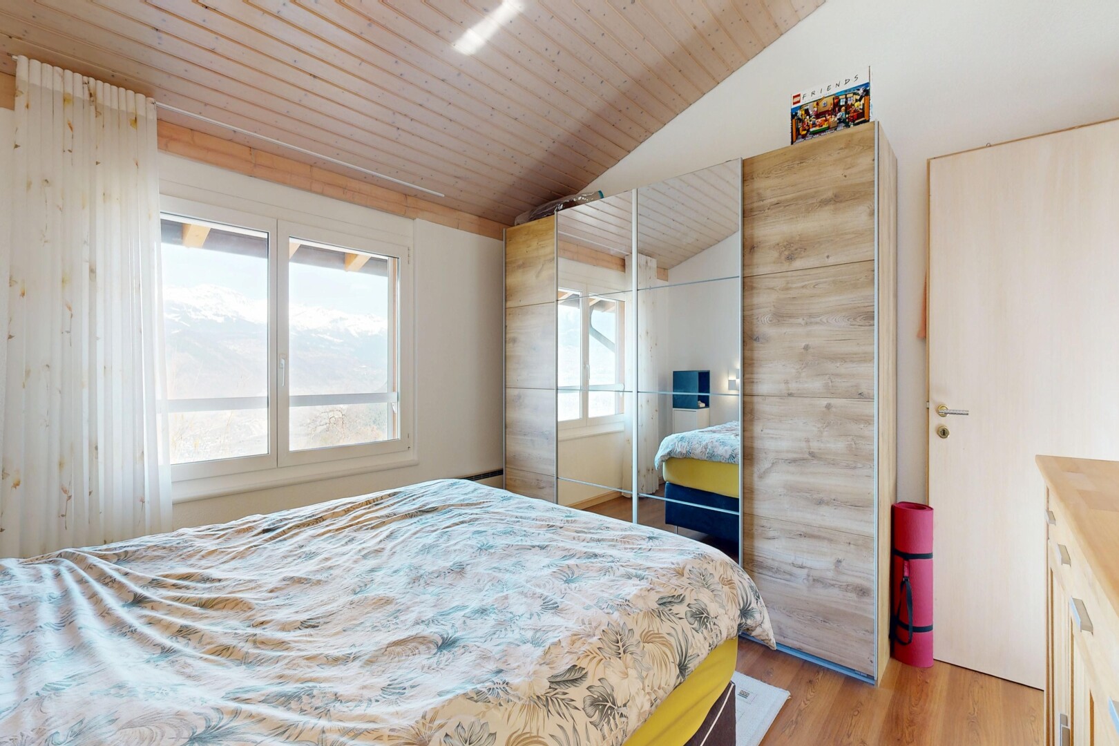 zimmer / schlafzimmer mit natürliches licht, natural light, holzfußboden, wood finish floor, und inside property