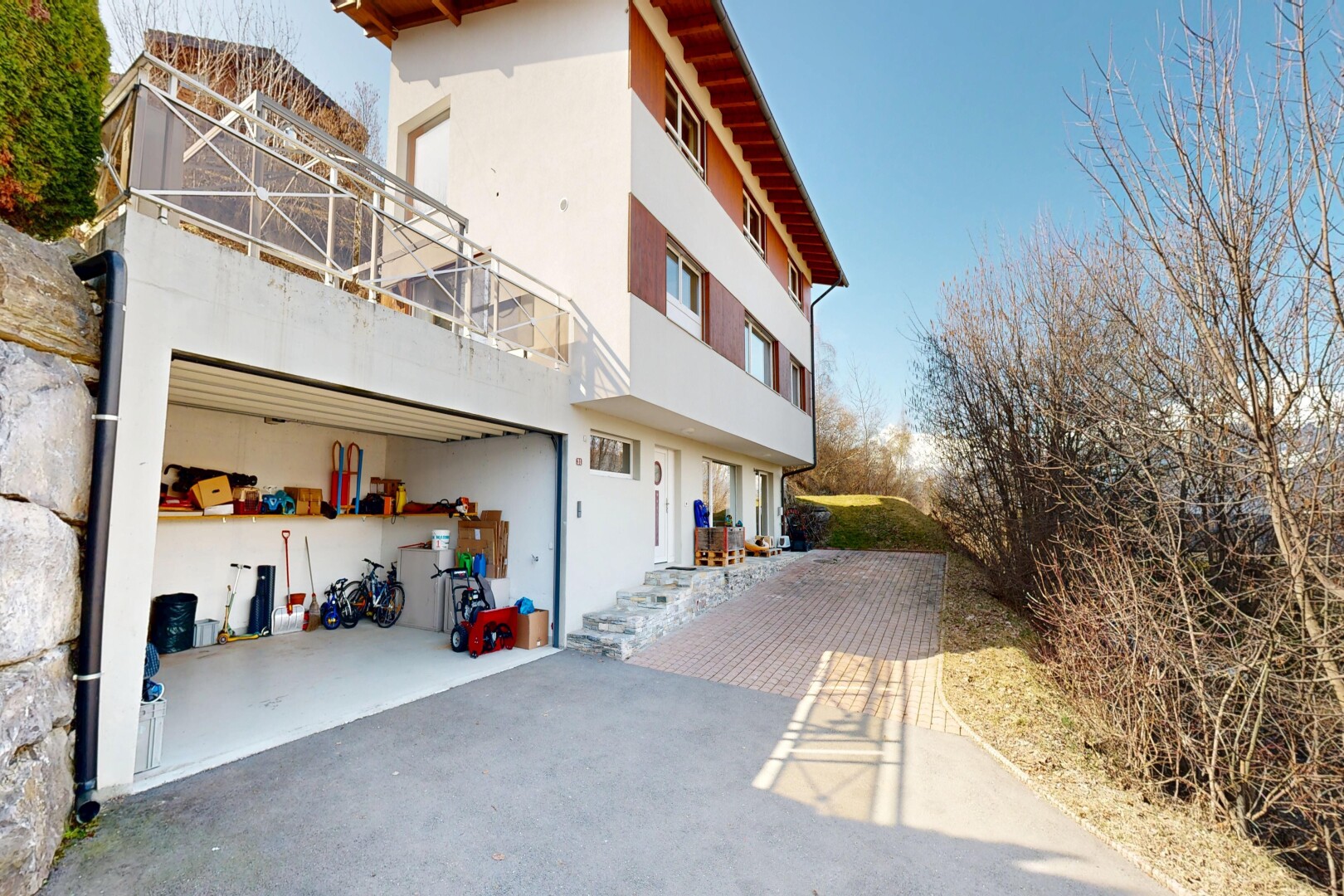 außenansicht mit stuckverkleidung, balkon, und day time