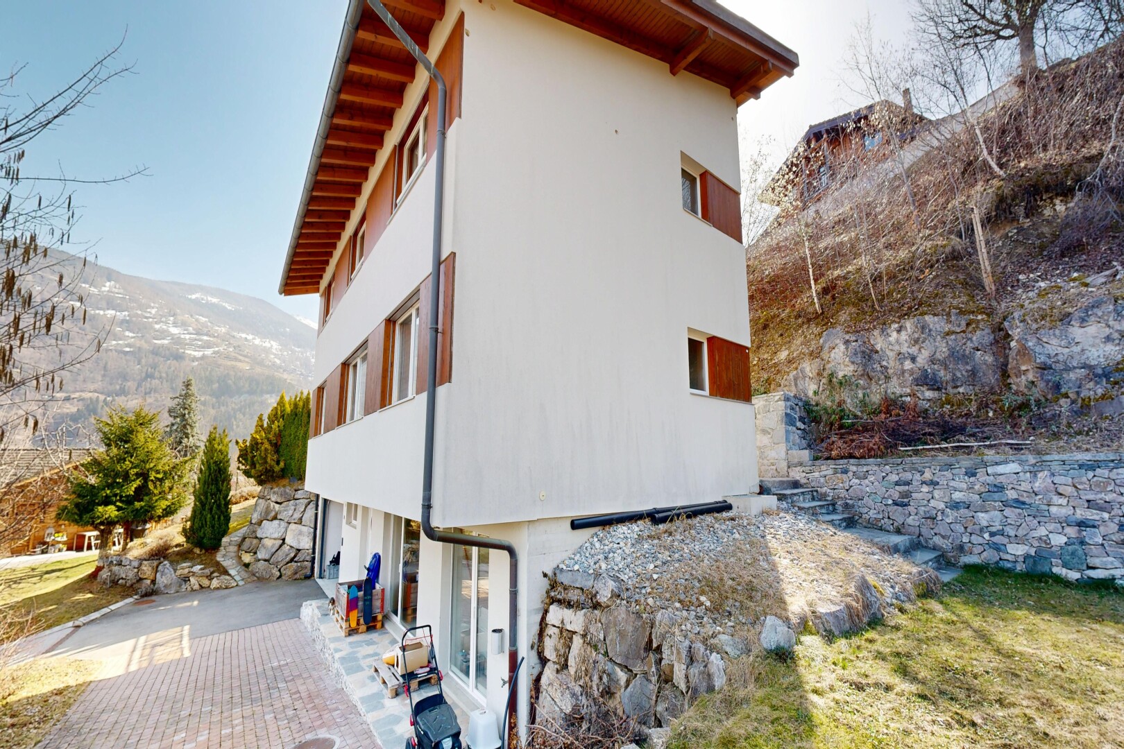 außenansicht mit blick auf die berge, mountain view, stuckverkleidung, from property, und day time
