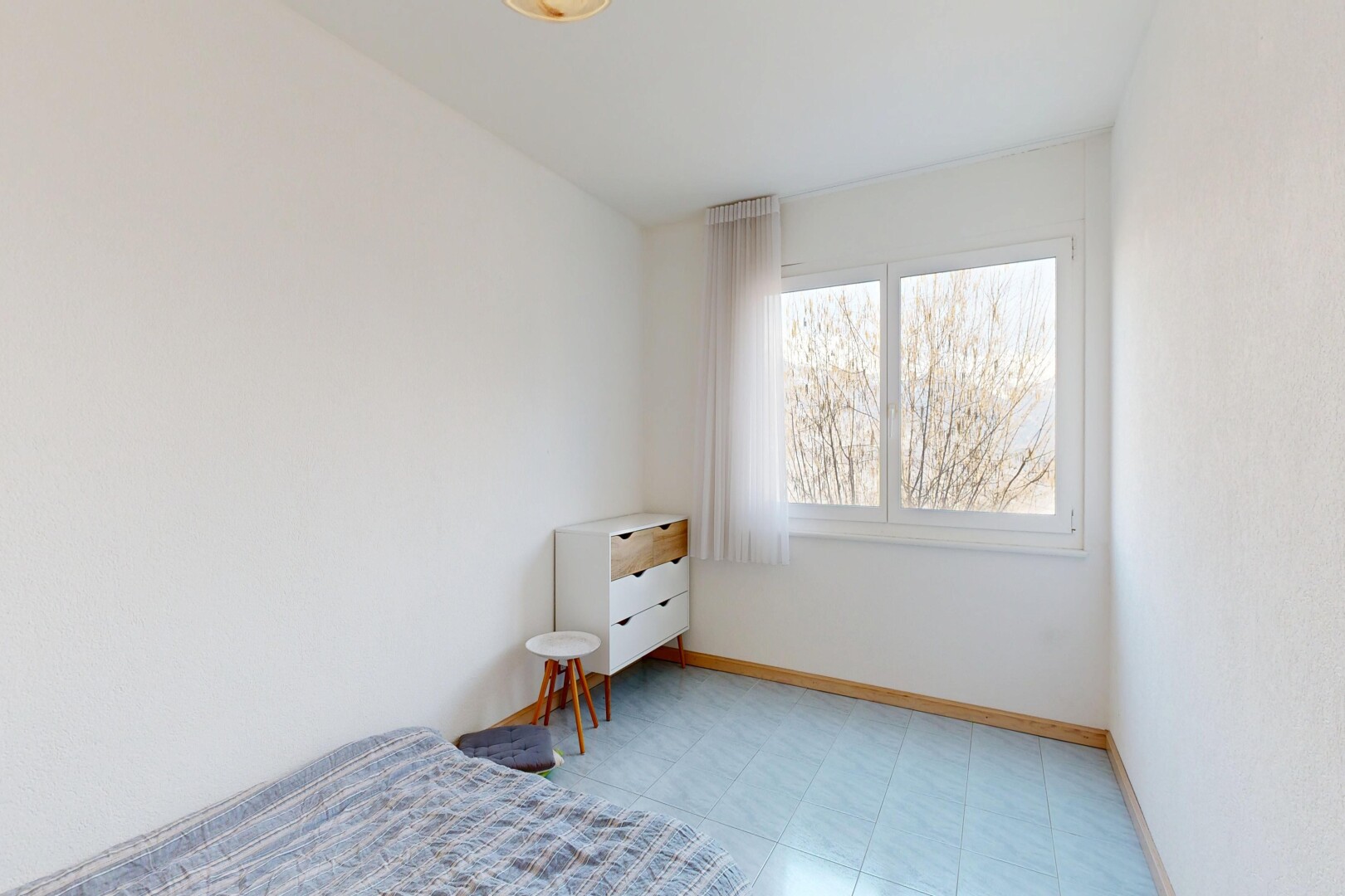 zimmer / schlafzimmer mit natürliches licht, natural light, light floor, inside property, und sockelleisten