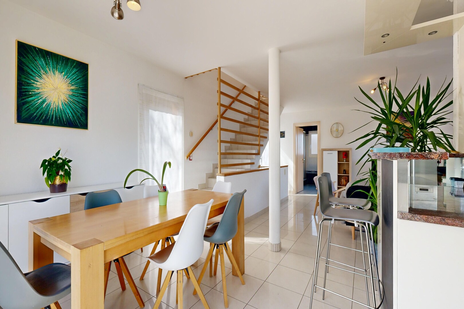 esszimmer mit gipskartonwand, drywall, inside property, treppen, und fliesenboden