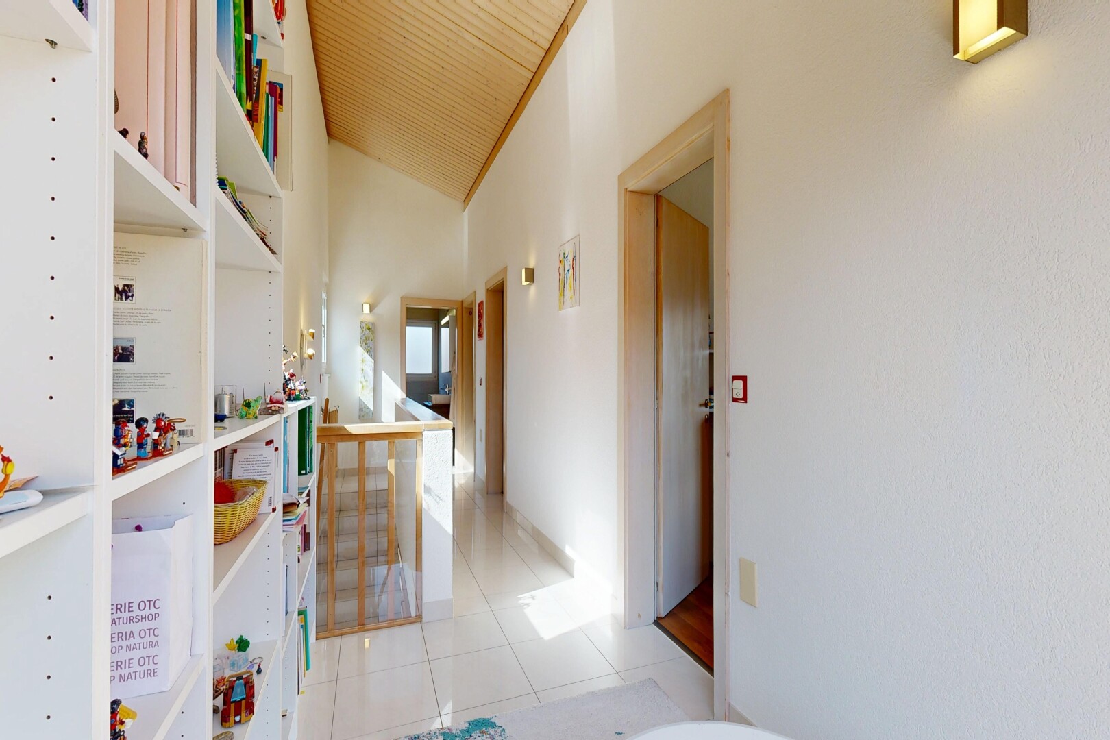 halle / korridor mit light floor, fliesenboden, tile floor, inside property, und gipskartonwand