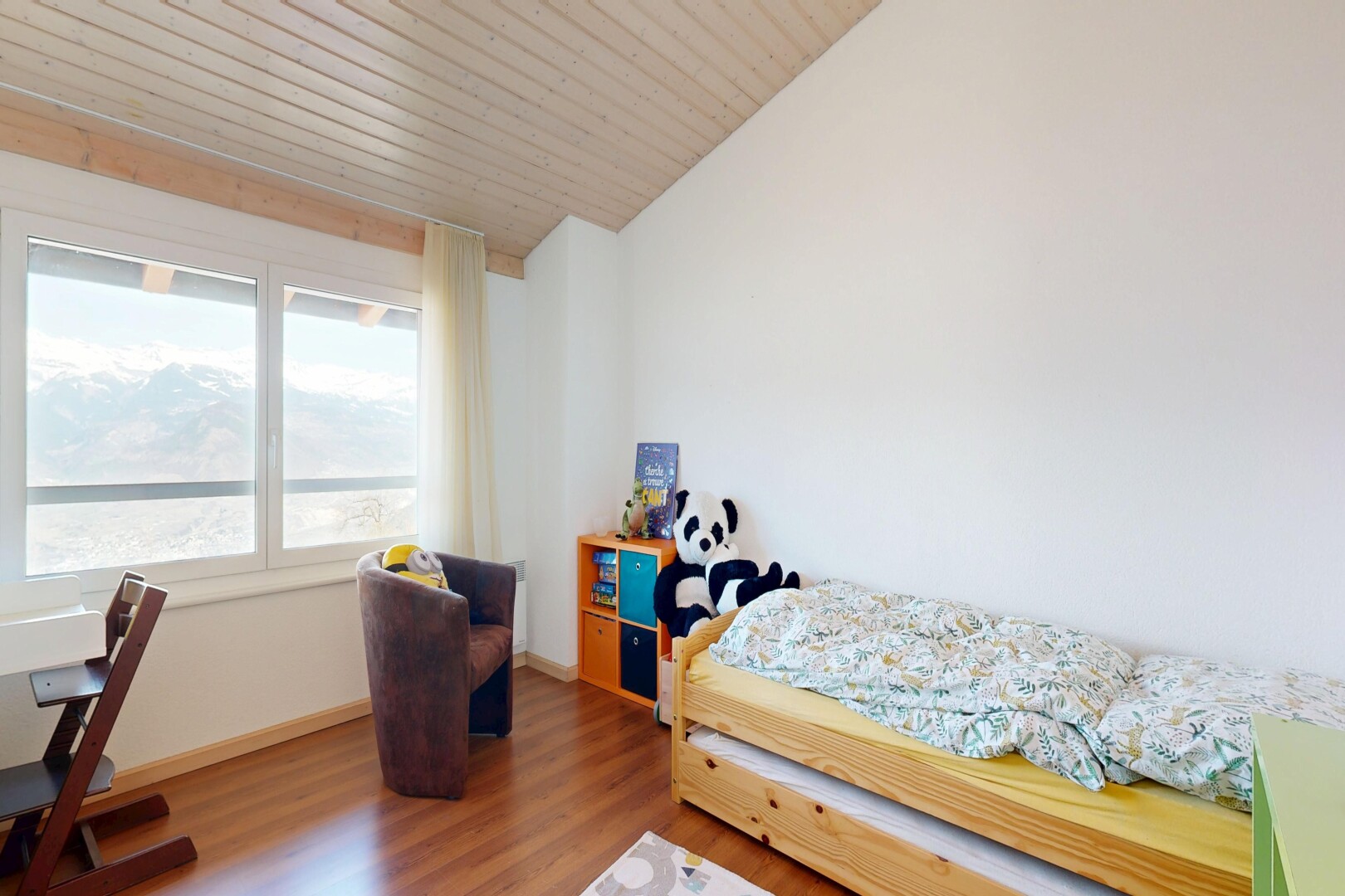 zimmer / schlafzimmer mit drywall, gipskartonwand, wood ceiling, holzdecke, und natural light