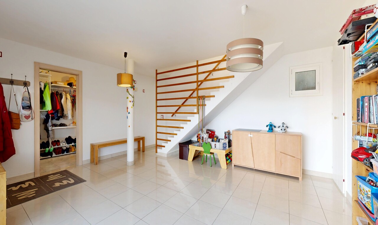 treppe mit gipskartonwand, drywall, treppen, inside property, und fliesenboden