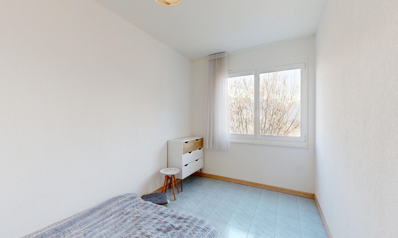 zimmer / schlafzimmer mit natürliches licht, natural light, light floor, inside property, und sockelleisten
