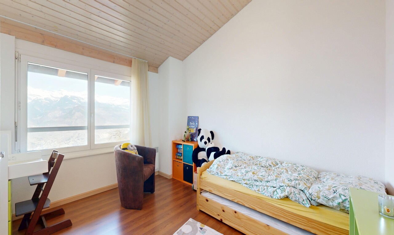 zimmer / schlafzimmer mit drywall, gipskartonwand, wood ceiling, holzdecke, und natural light
