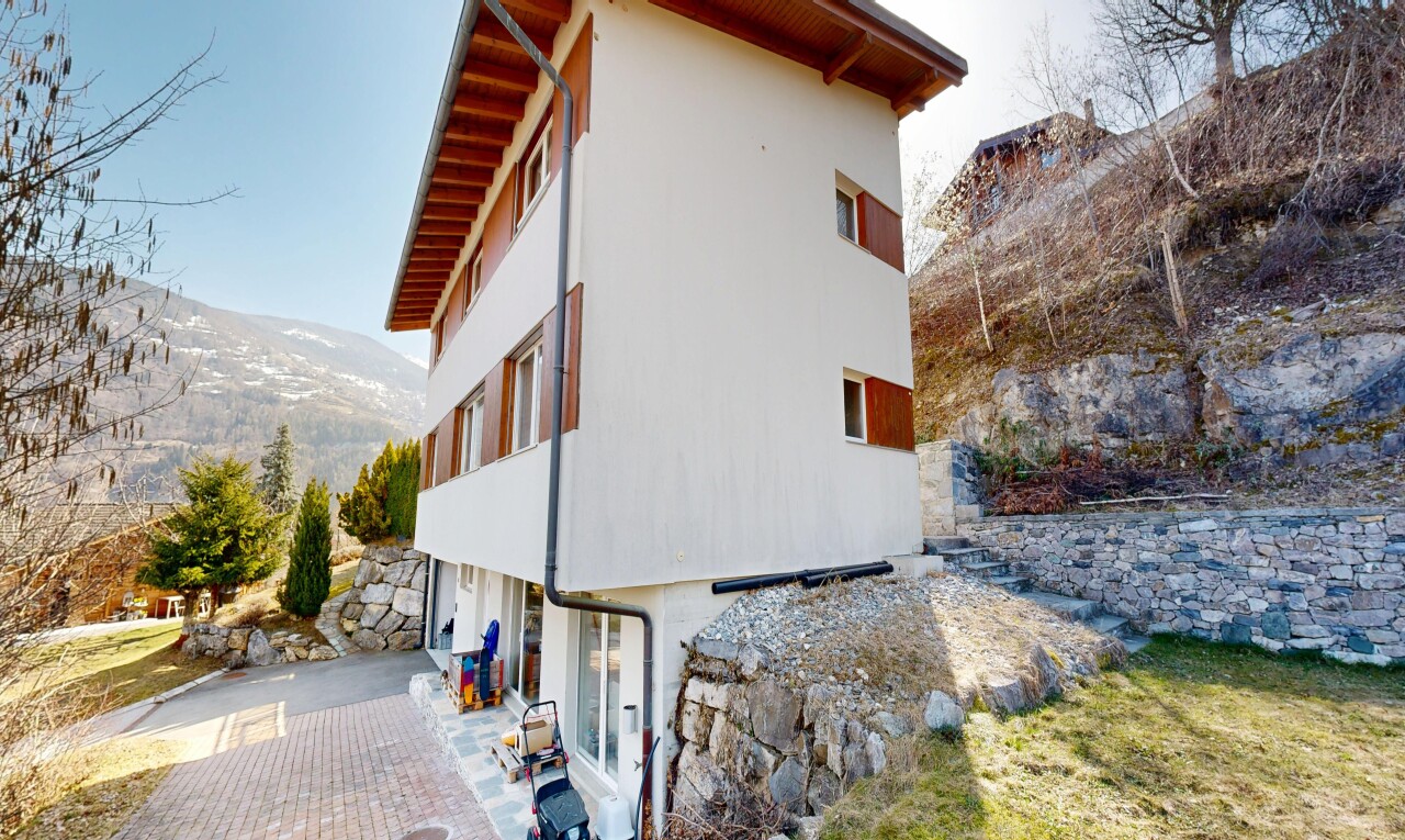außenansicht mit blick auf die berge, mountain view, stuckverkleidung, from property, und day time