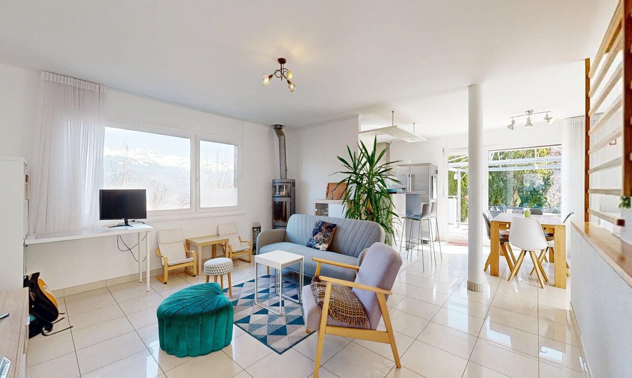 wohn- / esszimmer mit inside property, fernseher, gipskartonwand, drywall, und fliesenboden