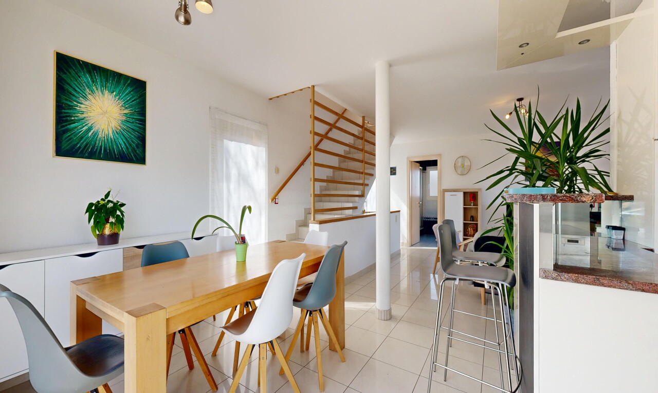 esszimmer mit gipskartonwand, drywall, inside property, treppen, und fliesenboden