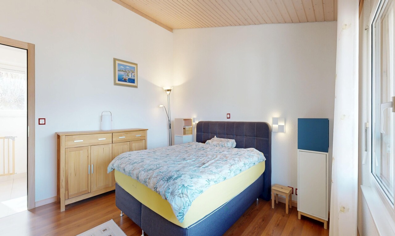 zimmer / schlafzimmer mit inside property, holzfußboden, wood finish floor, holzdecke, und wood ceiling