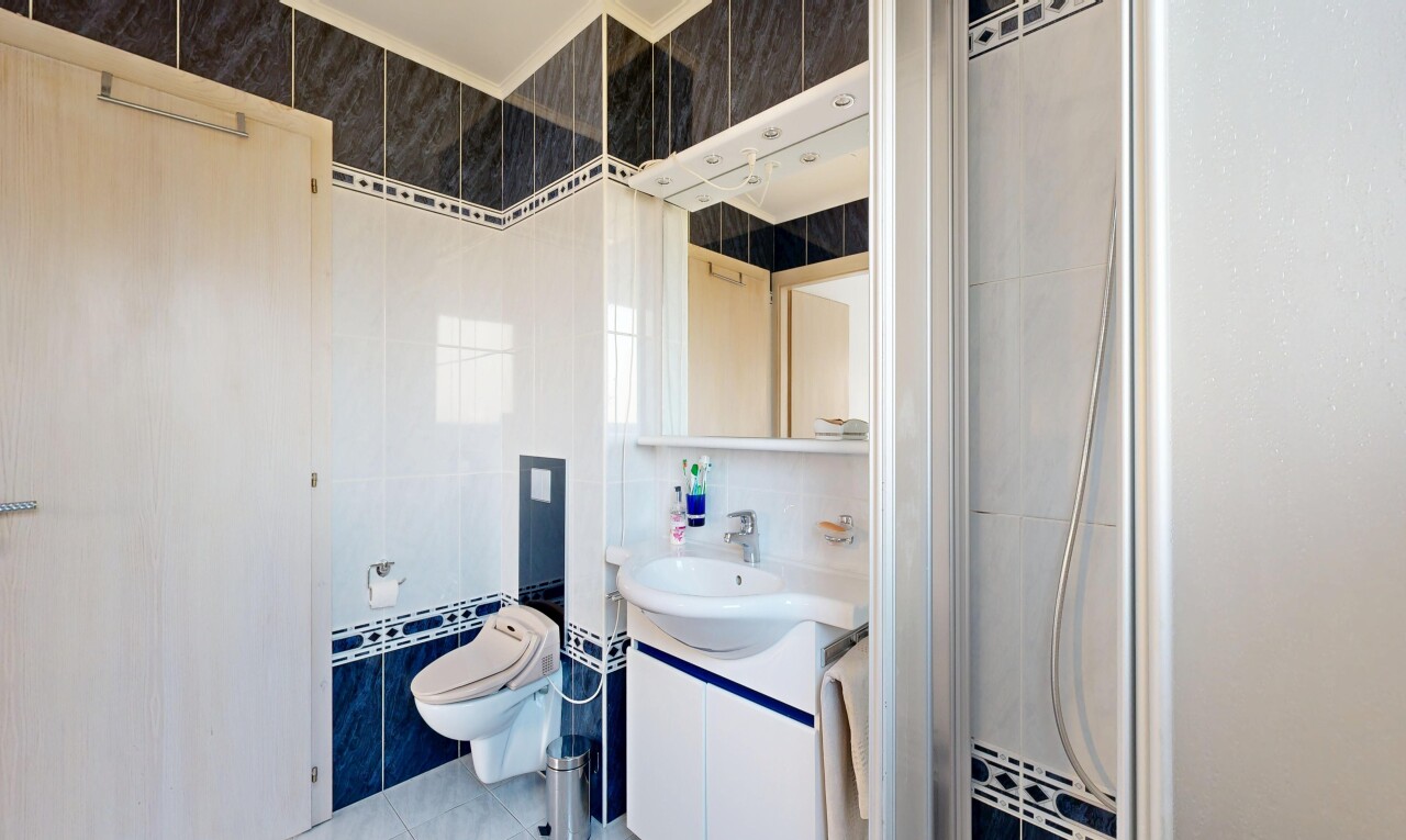 bad mit schminktisch, fliesenwand, tile wall, inside property, und spiegel