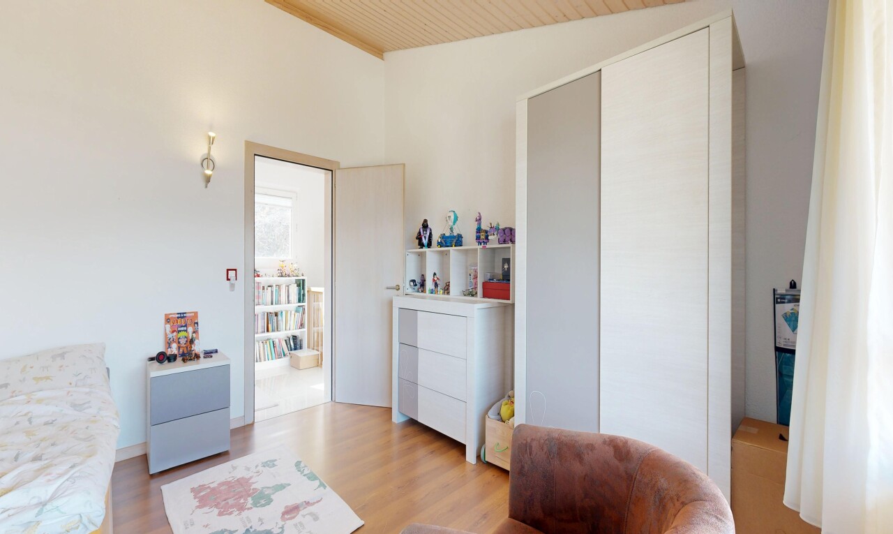 wohnzimmer mit inside property, gipskartonwand, drywall, holzfußboden, und wood finish floor