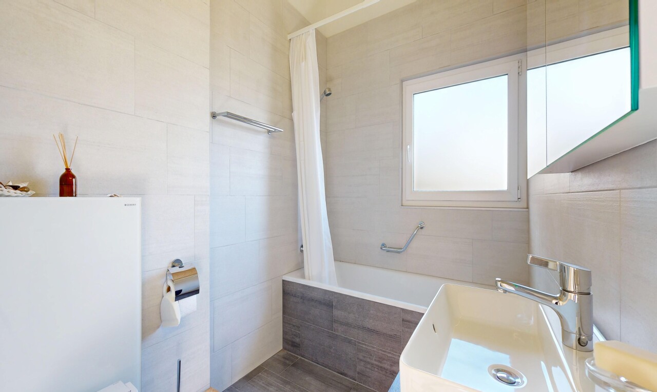 bad mit waschbecken, komplettes badezimmer, fliesenwand, tile wall, und kombiniertes bad / dusche