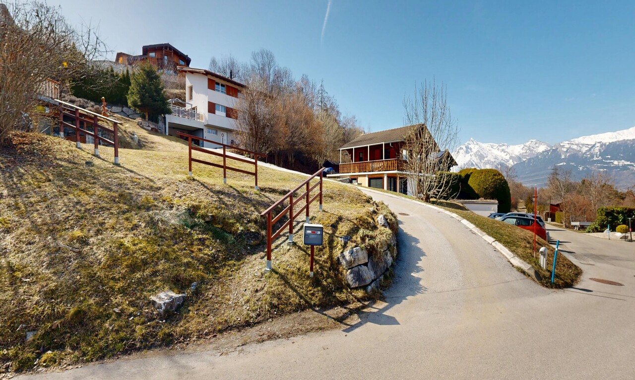 außenansicht mit day time, blick auf die berge, mountain view, und property visible